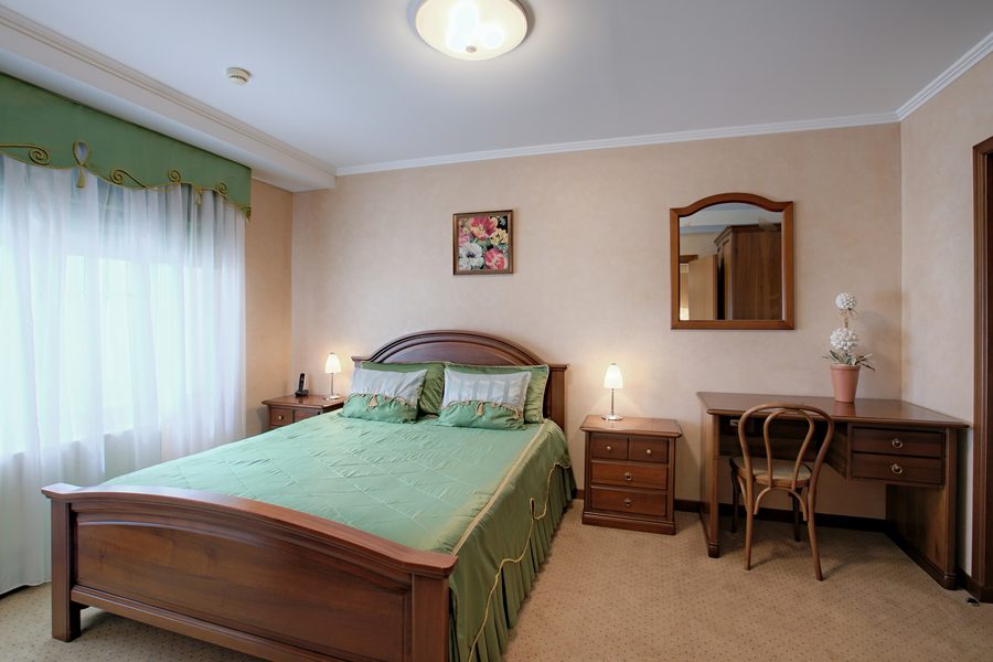 Спальня апартаментов 62 м² с двуспальной кроватью — фото 1