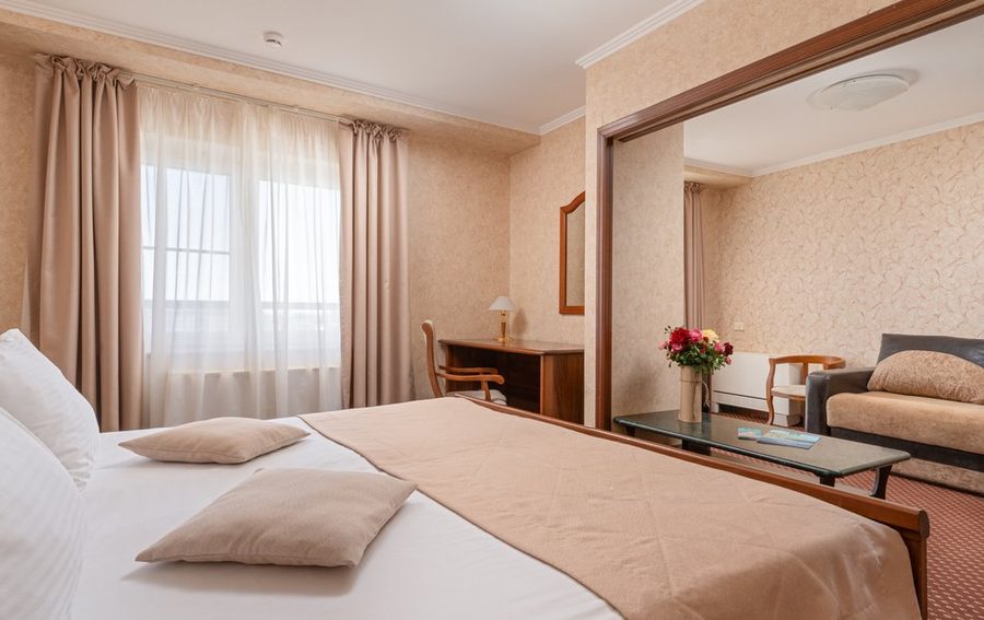 Студио 39 м²: спальня и гостиная в одном пространстве — фото 1