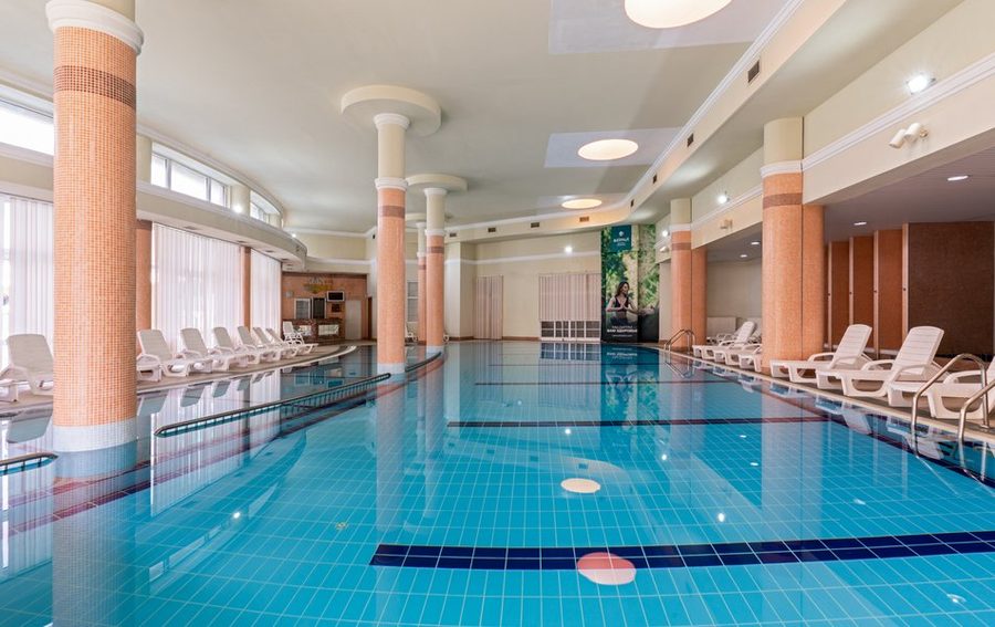 Крытый подогреваемый бассейн 210 м² с колоннами — фото 1
